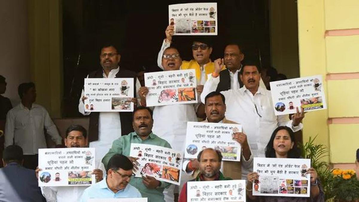 विधानसभा में विपक्ष की तरफ से जोरदार हंगामा, कहा- 'गूंगी-बहरी' हो गई है सरकार | 22Scope News Opp 1 1 22Scope News