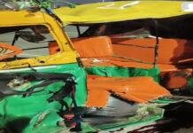 सिक्स लेन पुल पर ऑटो व डंपर की सीधी भिड़ंत, चालक व 2 बच्चे समेत 5 की मौत सिक्स लेन पुल पर ऑटो व डंपर की सीधी भिड़ंत, चालक व 2 बच्चे समेत 5 की मौत