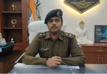 200 में निपट रहा 5000 का चालान,चाय दुकान बना कथित कलेक्शन सेंटर , Viral Video होते ही एक जवान Arrest 200 में निपट रहा 5000 का चालान,चाय दुकान बना कथित कलेक्शन सेंटर, वीडियो वायरल होते ही एक जवान गिरफ्तार