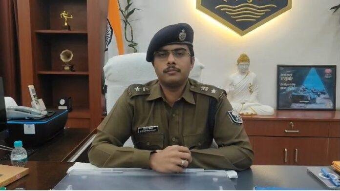 200 में निपट रहा 5000 का चालान,चाय दुकान बना कथित कलेक्शन सेंटर, वीडियो वायरल होते ही एक जवान गिरफ्तार