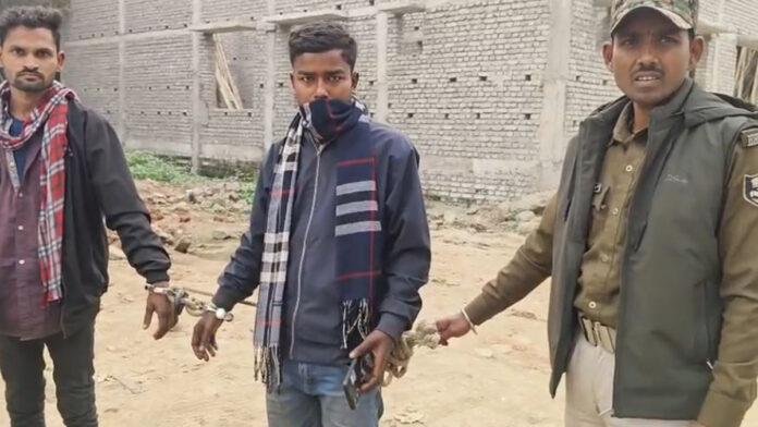 शराब पीते 2 युवक को उत्पाद विभाग की टीम ने पकड़ा, दोनों के हाथ में था हथकड़ी, एक के पास मोबाइल