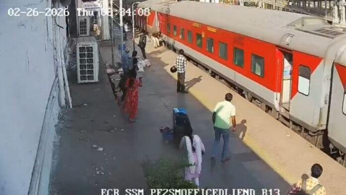 चलती ट्रेन में युवक ने की चढ़ने की कोशिश, हुआ हादसा, RPF जवान ने बचायी जान