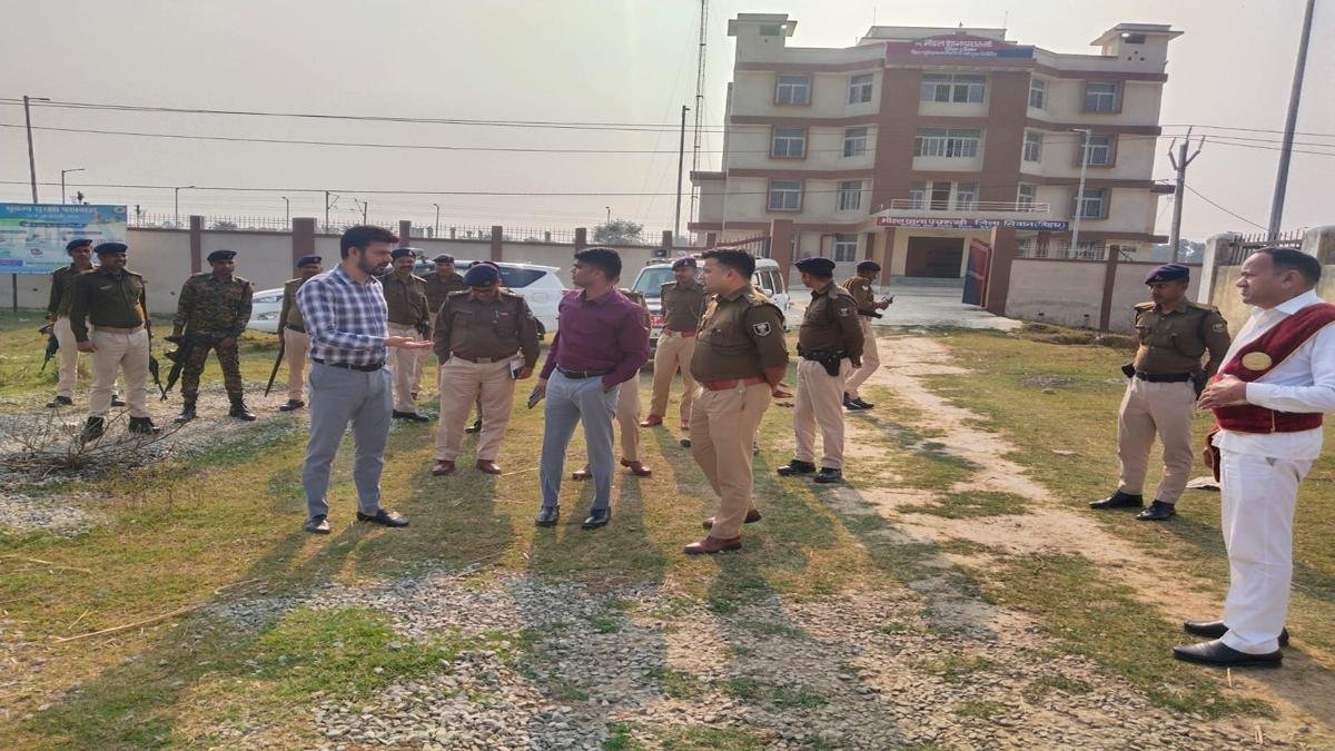 मॉडल पुलिसिंग की ओर बड़ा कदम, पचरुखी में नव-निर्मित थाना भवन का DM व SP ने किया संयुक्त निरीक्षण | 22Scope News Siwan DM 1 22Scope News