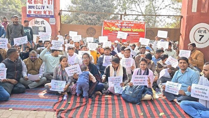 गयाजी में बिहार राज्य भूमि सुधार कर्मचारी संघ संयुक्त संघर्ष मोर्चा ने 17 सूत्री मांगों को लेकर दिया धरना