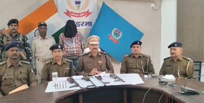 Koderma : हथियार तस्कर गिरफ्तार , देशद्रोही गतिविधि में शामिल होने का है आरोप