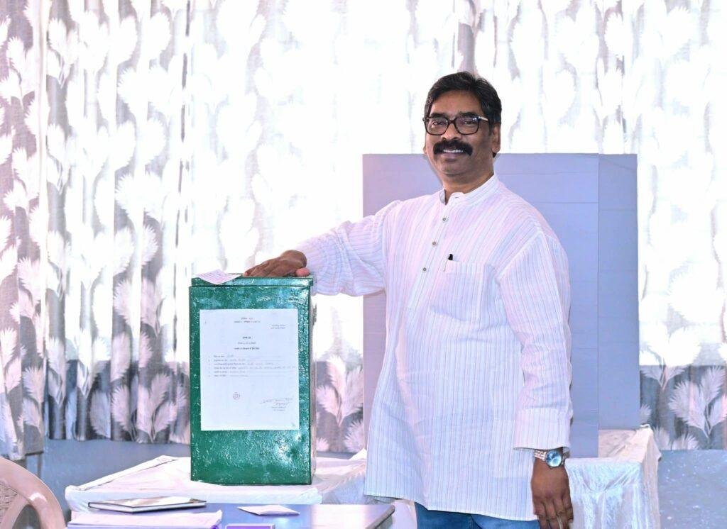 Breaking: CM Hemant Soren और कल्पना सोरेन ने किया मतदान, आम जनता से भी की अपील... | 22Scope News WhatsApp Image 2026 02 23 at 2.15.42 PM 22Scope News