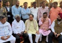 Champai Soren के पैतृक आवास पहुंचे भाजपा प्रदेश अध्यक्ष आदित्य साहू, दिवंगत वीर सोरेन को दी श्रद्धांजलि champai soren