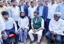 जिलिंगोड़ा पहुंचकर CM Hemant Soren ने दी दिवंगत वीर सोरेन को श्रद्धांजलि, चंपाई सोरेन को बंधाया ढांढस cm hemant soren