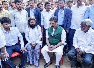 जिलिंगोड़ा पहुंचकर CM Hemant Soren ने दी दिवंगत वीर सोरेन को श्रद्धांजलि, चंपाई सोरेन को बंधाया ढांढस cm hemant soren
