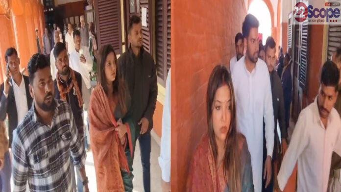 तलाक केस में कोर्ट से भावुक होकर निकलीं ज्योति, सुलह के लिए नहीं पहुंचे पवन, वकील ने कहा- अस्पताल में हैं भर्ती