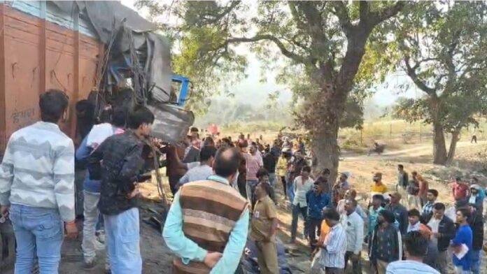 बिहार झारखंड नेशनल हाईवे पर हादसा, दो ट्रकों की टक्कर में एक ड्राईवर की मौत