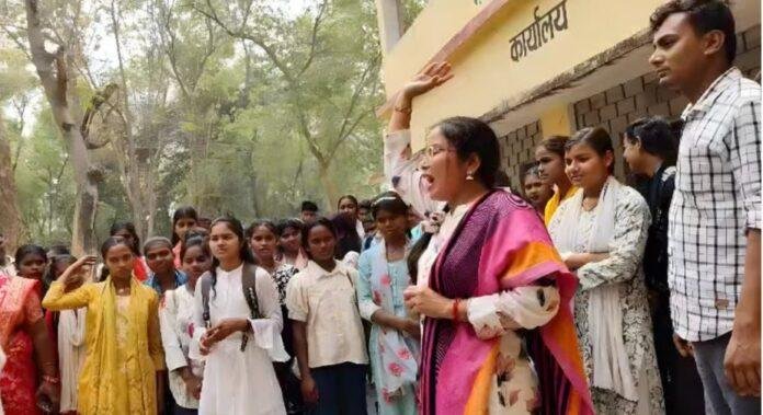 Admit Card Controversy: पलामू के एमके इंटर कॉलेज में 395 छात्रों को एडमिट कार्ड नहीं मिलने पर विरोध, कॉलेज में लगाया ताला