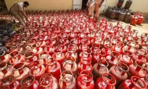 1062 Gas Cylinder की कमी की अफवाह, सरकार का बड़ा अपडेट, सप्लाई को लेकर जारी हुआ स्पष्टीकरण