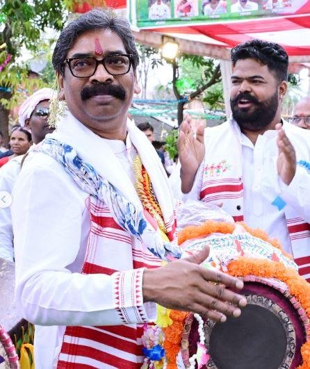 Kalpana Soren ने दी सरहुल की शुभकामनाएं, शेयर की परिवार संग प्यारी तस्वीरें... | 22Scope News 56 22Scope News