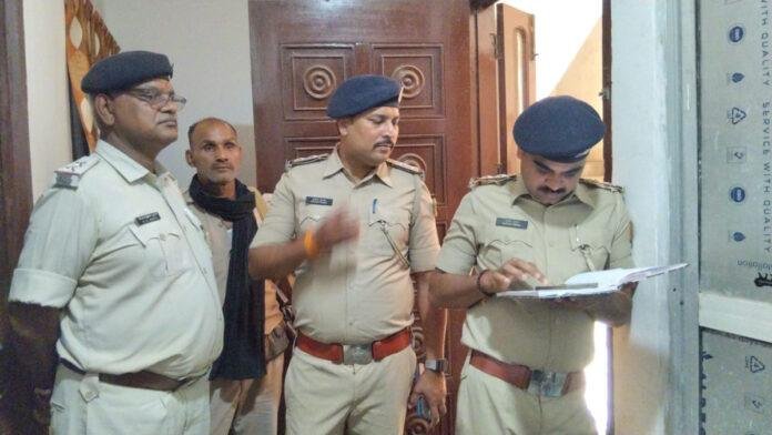 बंद कमरे के छत से झुलता हुआ मिला युवक का शव, परिजनों में मचा कोहराम