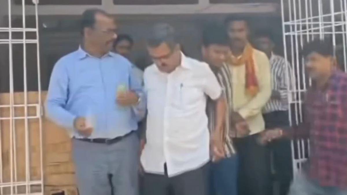 भागलपुर SDM कार्यालय में निगरानी का छापा, रिश्वत लेते 2 कर्मी गिरफ्तार | 22Scope News Bhagalpur Arr 1 22Scope News