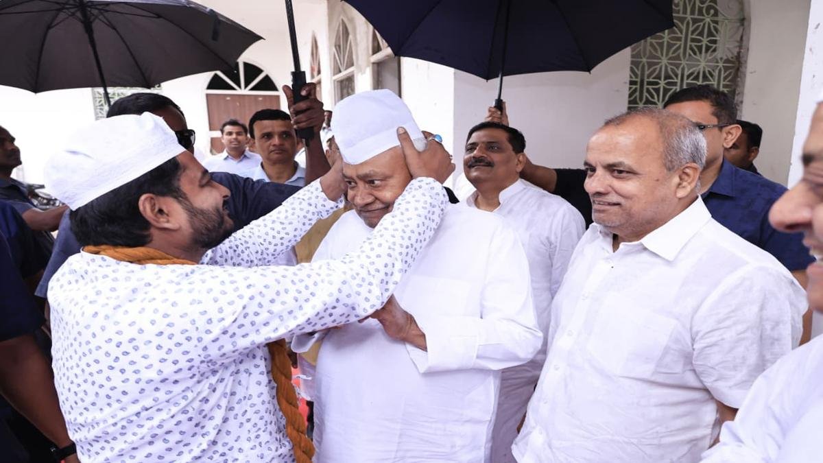 मुख्यमंत्री ने ईद-उल-फितर के अवसर पर विभिन्न जगहों का किया भ्रमण, लोगों से मुलाकात कर दी बधाई व शुभकामनाएं | 22Scope News CM Eid 3 22Scope News