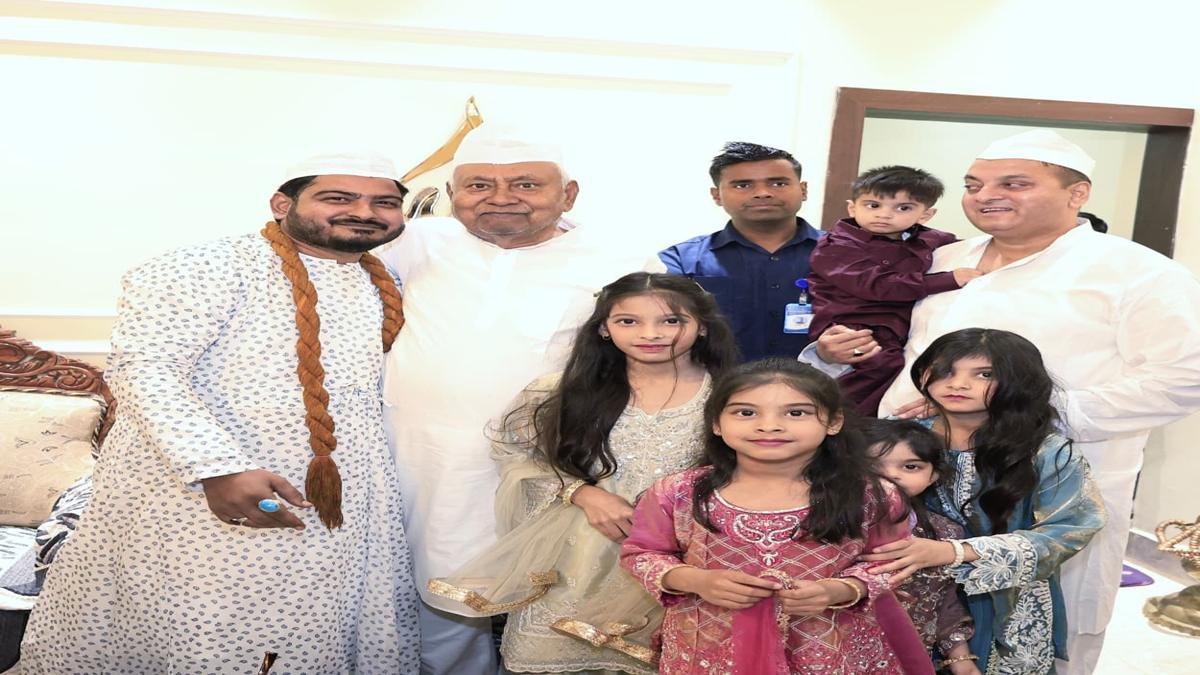 मुख्यमंत्री ने ईद-उल-फितर के अवसर पर विभिन्न जगहों का किया भ्रमण, लोगों से मुलाकात कर दी बधाई व शुभकामनाएं | 22Scope News CM Eid 4 22Scope News