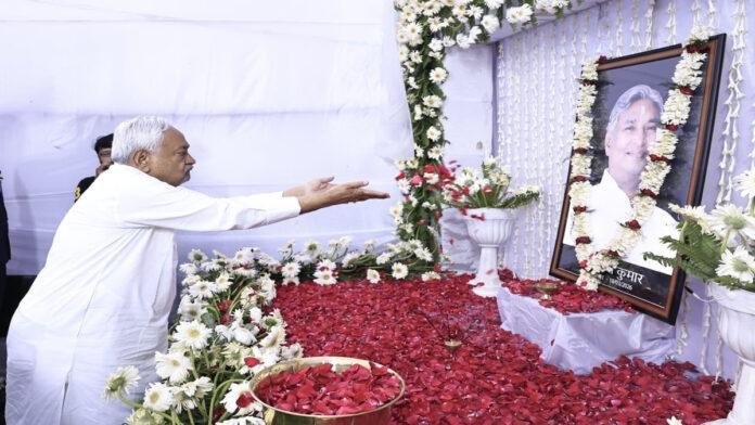 पूर्व विधायक स्व. सतीश कुमार के श्राद्धकर्म में शामिल हुए मुख्यमंत्री