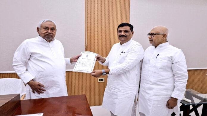 बिहार राज्यसभा चुनाव : संजय झा ने CM नीतीश को सौंपा जीत का प्रमाण-पत्र