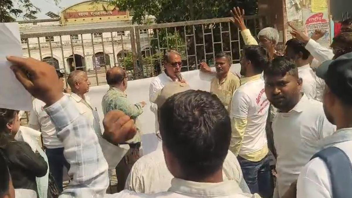 राजश्व कर्मचारियों ने सारण समाहरणालय के मुख्य द्वार पर किया प्रदर्शन, सरकार के खिलाफ की नारेबाजी | 22Scope News Chapra Dharna 1 22Scope News