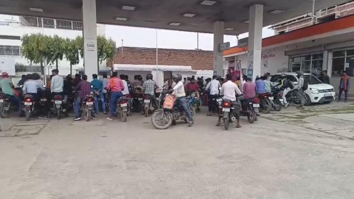 दरभंगा में पेट्रोल पंपों पर अफरा-तफरी, युद्ध की आशंका से टैंक फुल कराने की होड़ | 22Scope News Darbhanga Petrol Pump 22Scope News