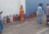 LPG की किल्लत पर सवाल, एजेंसी पर सुबह 4 बजे से कतार में खड़े दिखे लोग
