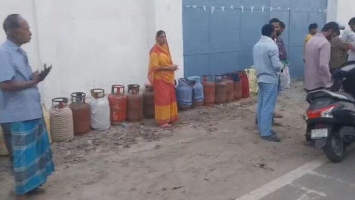 LPG की किल्लत पर सवाल, एजेंसी पर सुबह 4 बजे से कतार में खड़े दिखे लोग