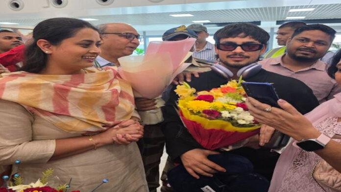 T20 वर्ल्ड कप के चैंपियंस व बिहार के लाल ईशान पहुंचे पटना, एयरपोर्ट पर श्रेयसी सिंह ने किया शानदार स्वागत