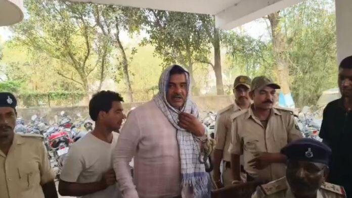 फसल नुकसान व रंगदारी के आरोप में बघार पंचायत के सरपंच पागल यादव गिरफ्तार