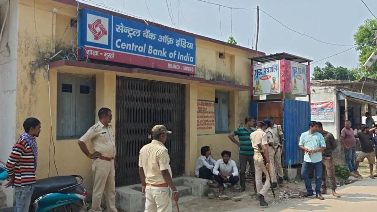 मधेपुरा में दिनदहाड़े बैंक लूट से मचा हड़कंप, फायरिंग से दहशत, सेंट्रल बैंक में 3 हथियारबंद बदमाशों का धावा | 22Scope News Madhepura Bank Loot 1 22Scope News