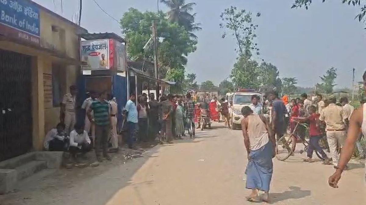 मधेपुरा में दिनदहाड़े बैंक लूट से मचा हड़कंप, फायरिंग से दहशत, सेंट्रल बैंक में 3 हथियारबंद बदमाशों का धावा | 22Scope News Madhepura Bank Loot 2 22Scope News