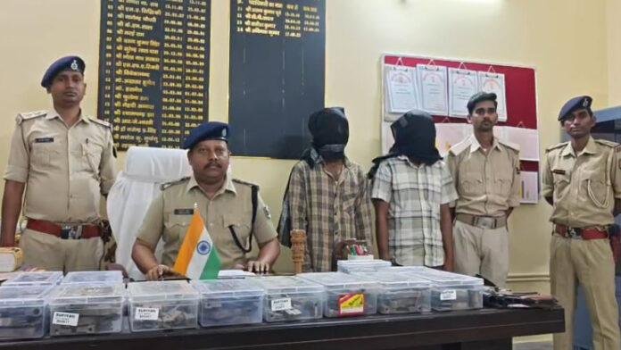 मधेपुरा में अवैध मिनी गन फैक्ट्री का भंडाफोड़, 32 अर्द्धनिर्मित पिस्टल समेत भारी मात्रा में हथियार बरामद