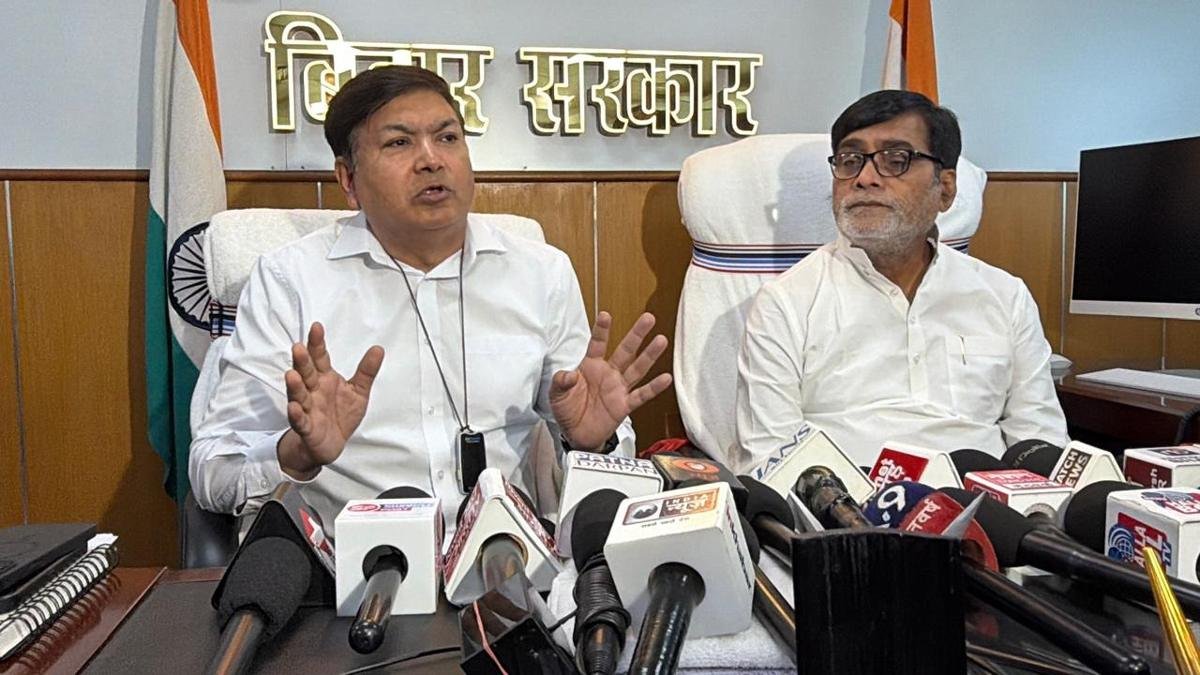 खाद की जमाखोरी पर रखी जाएगी कड़ी नजर, कृषि मंत्री ने अफसरों को दिए सख्त निर्देश, जिलों से प्रत्येक सप्ताहक रिपोर्ट तलब | 22Scope News Mantri Ramkripal Yadav 3 1 22Scope News