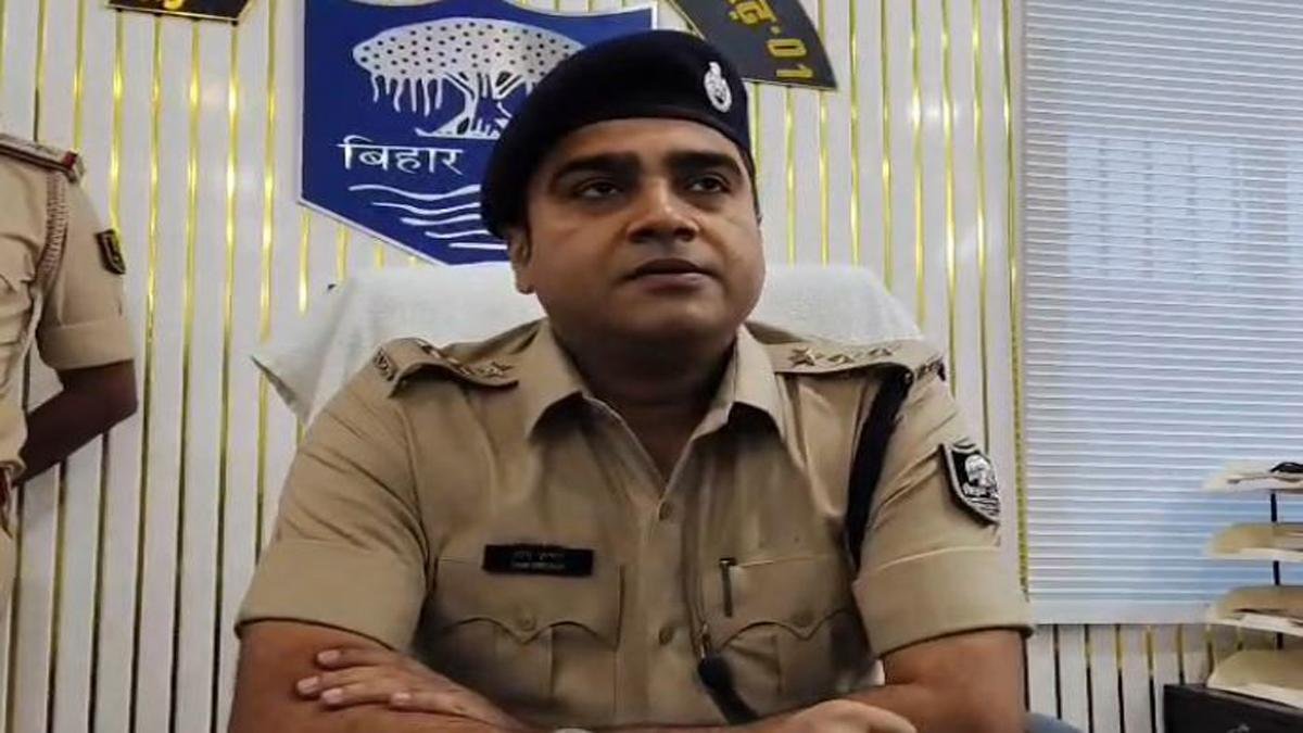 हथियार के साथ ग्रामीणों के साथ झगड़ा कर रहे बदमाश को मरांची पुलिस ने किया गिरफ्तार | 22Scope News Mokama Police 1 22Scope News