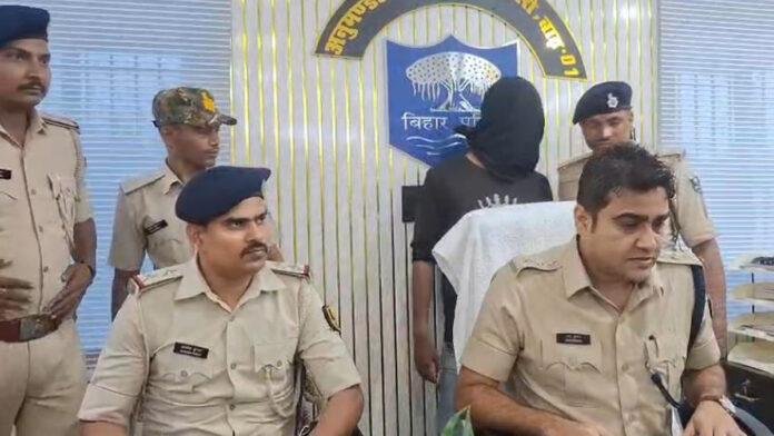 हथियार के साथ ग्रामीणों के साथ झगड़ा कर रहे बदमाश को मरांची पुलिस ने किया गिरफ्तार
