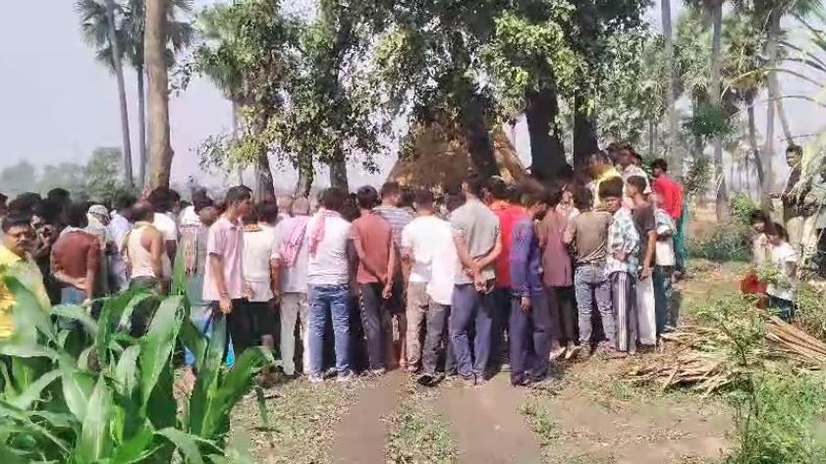 पेड़ से लटका मिला अधेड़ का शव, इलाके में मची सनसनी | 22Scope News Nawada Hatya 2 22Scope News