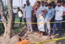 पेड़ से लटका मिला अधेड़ का शव, इलाके में मची सनसनी