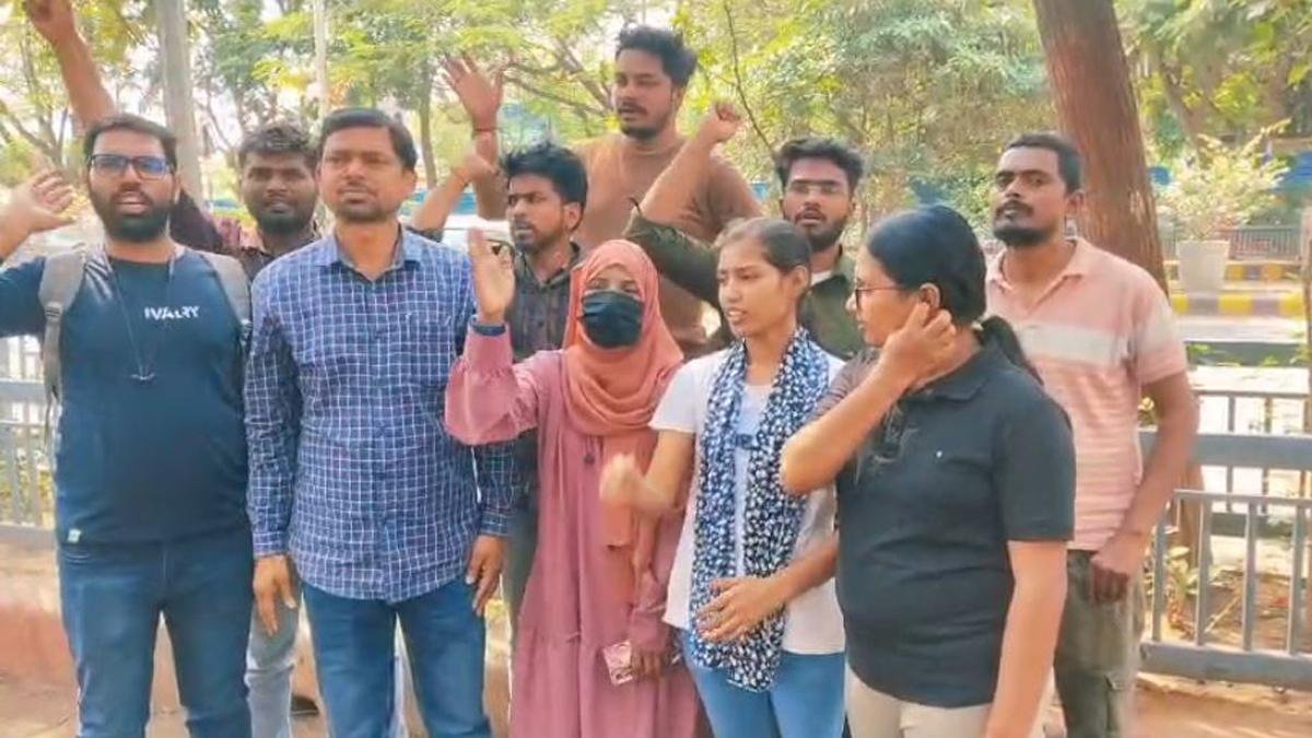 TRE-4 का विज्ञापन जल्द जारी करने की मांग, पटना की सड़कों पर दिखा अभ्यर्थियों का आक्रोश | 22Scope News TRE 4 Student 1 1 22Scope News