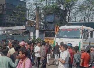 Ramgarh Blast Incident: हेसला इस्पात प्लांट की चिमनी में धमाका, 9 मजदूर घायल, ग्रामीणों का प्रदर्शन Ramgarh Blast Incident: हेसला इस्पात प्लांट की चिमनी में धमाका, 9 मजदूर घायल, ग्रामीणों का प्रदर्शन
