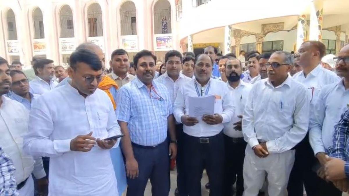 अब नहीं चलेगी निजी विद्यालय की मनमानी, DM ने की संचालकों के साथ बैठक | 22Scope News Ara DM 1 22Scope News