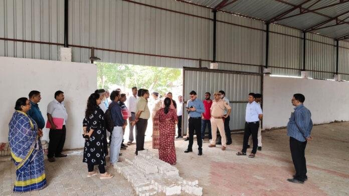 DM ने रजिस्ट्री कार्यालय के नव-निर्मित पार्किंग स्थल का किया निरीक्षण