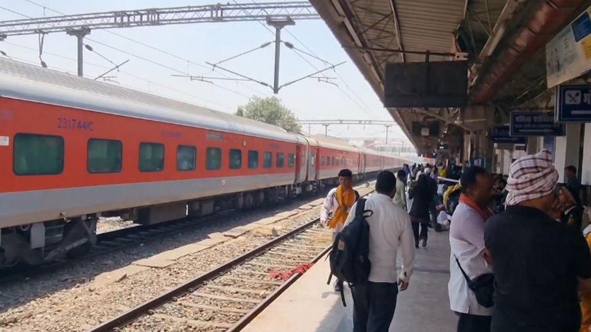 मेगा ब्लॉक के कारण कई गाड़ियों के मार्ग परिवर्तित, यात्री परेशान | 22Scope News Ara Junction 1 22Scope News