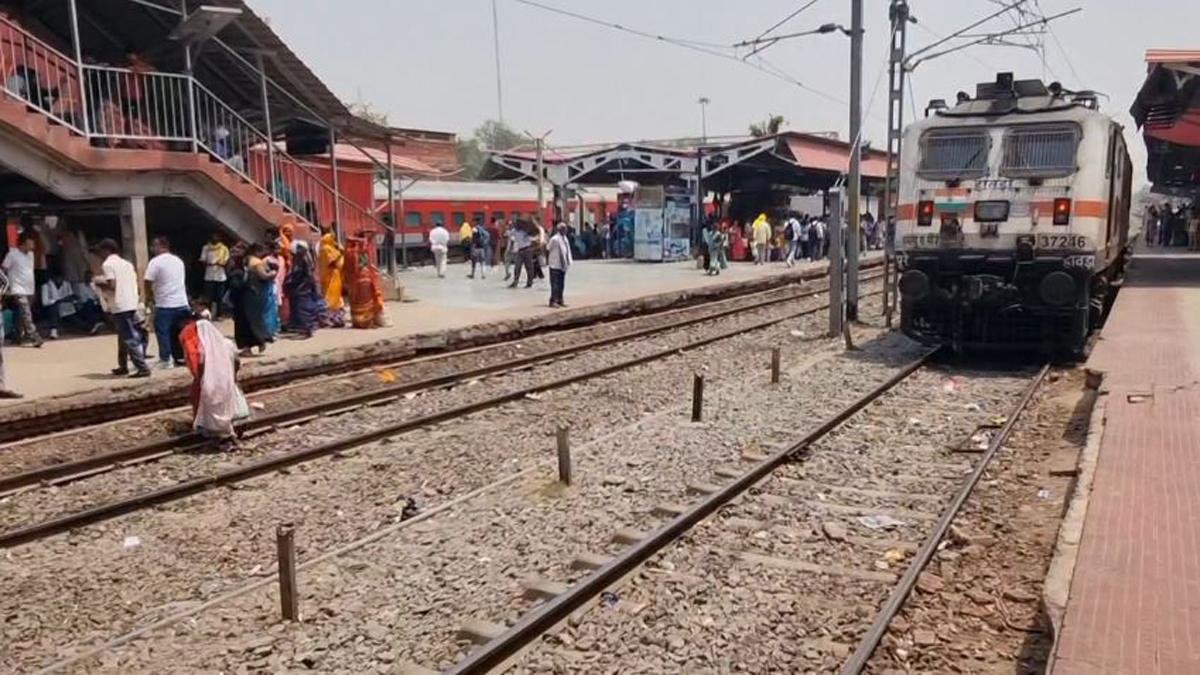 मेगा ब्लॉक के कारण कई गाड़ियों के मार्ग परिवर्तित, यात्री परेशान | 22Scope News Ara Junction 2 22Scope News