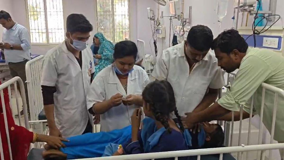 मिड-डे-मील भोजन खाने के बाद 15 बच्चों की बिगड़ी तबीयत, सदर अस्पताल में भर्ती | 22Scope News Bhagalpur Child 2 22Scope News