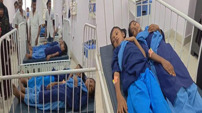 मिड-डे-मील भोजन खाने के बाद 15 बच्चों की बिगड़ी तबीयत, सदर अस्पताल में भर्ती