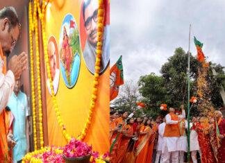 BJP 47वां स्थापना दिवस : प्रदेश अध्यक्ष ने किया झंडोत्तोलन, जमकर हुई आतिशबाजी