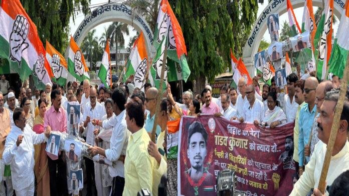 बिहारी अस्मिता पर हमले व रोशनी को न्याय की मांग को लेकर कांग्रेस पार्टी का जोरदार विरोध प्रदर्शन, शाह व सम्राट का किया पुतला दहन