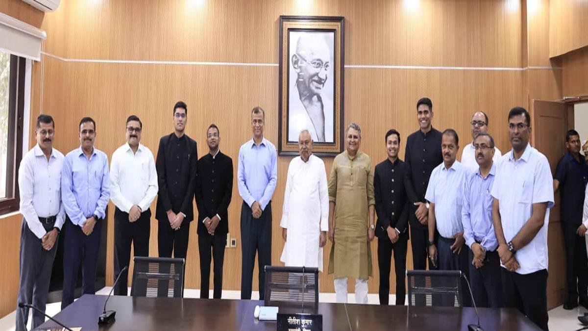 मुख्यमंत्री से वर्ष 2024 बैच के बिहार कैडर के IFS के प्रशिक्षु अधिकारियों ने की मुलाकात | 22Scope News CM IFS 1 22Scope News