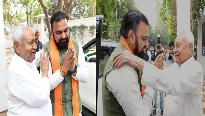 पटना लौटते ही पूर्व CM से मिले सम्राट, नीतीश ने दोनों कंधों पर रखा हाथ, CM ने सिर झुकाया व हाथ जोड़कर किया प्रणाम